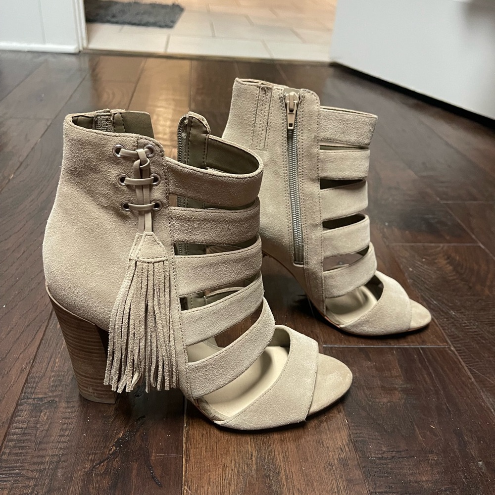 Guess beige suede high heels never worn size 9 1/2